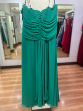 Cargar imagen en el visor de la galería, VESTIDO LARGO VERDE STRAPLESS
