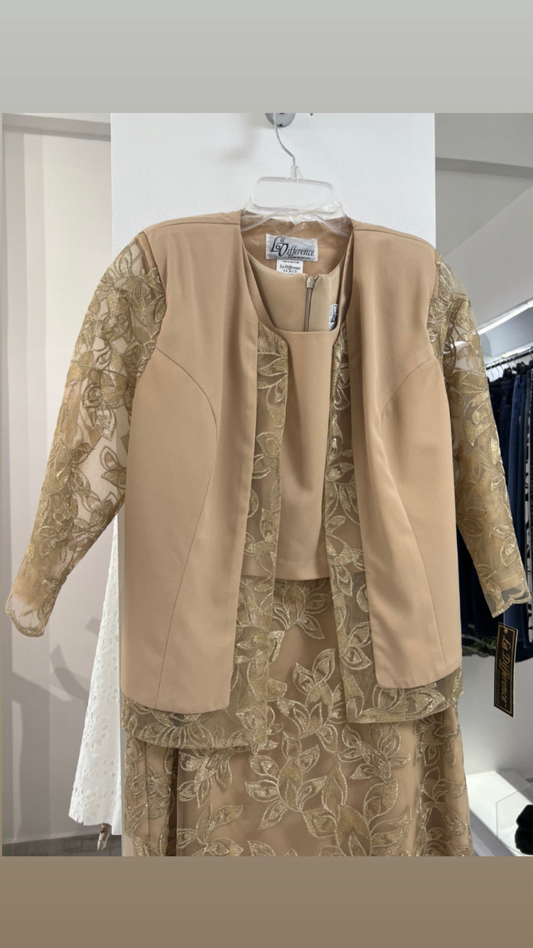 VESTIDO CORTO BEIGE CON SACO