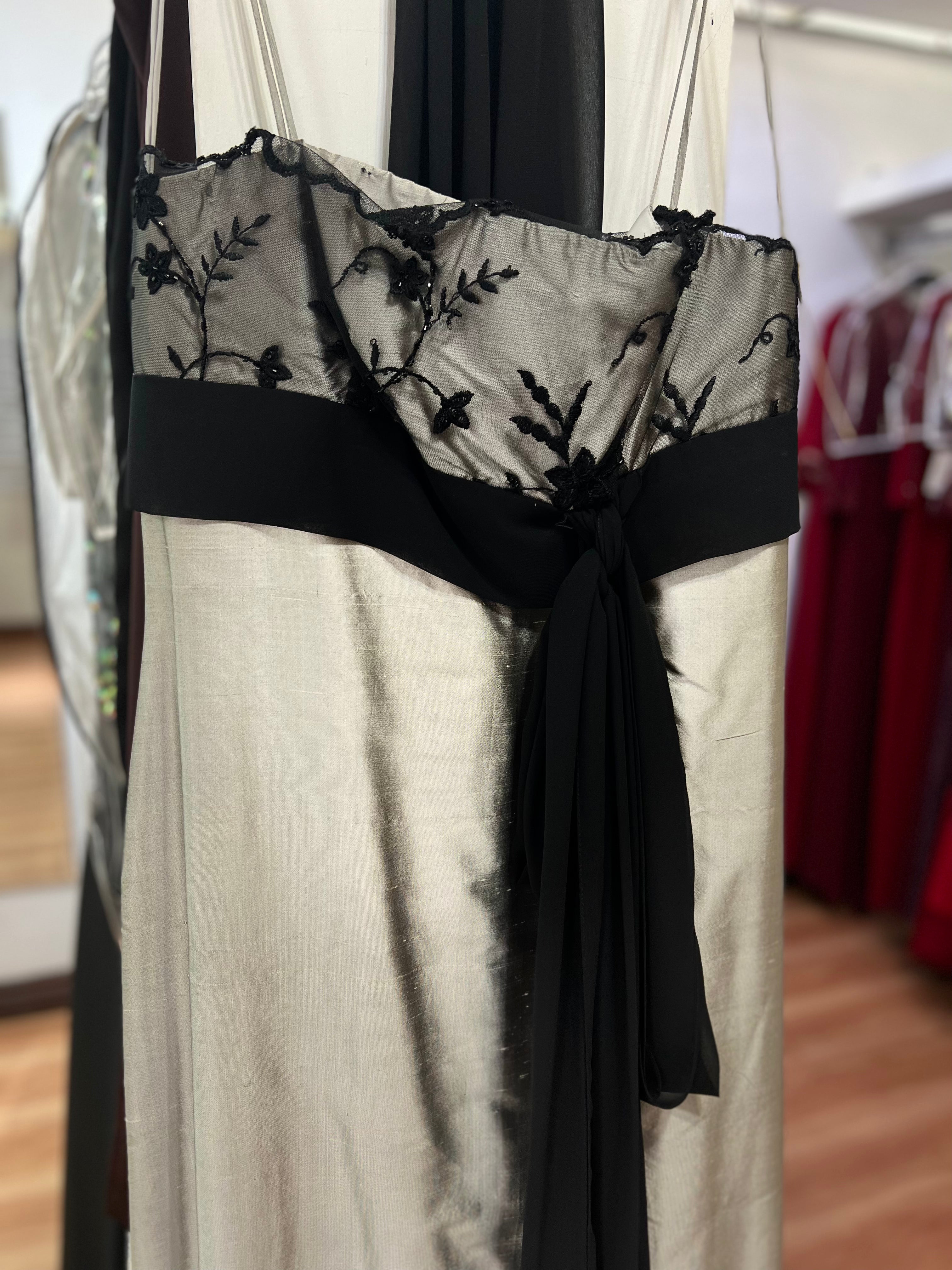 VESTIDO PLATEADO BORDADO