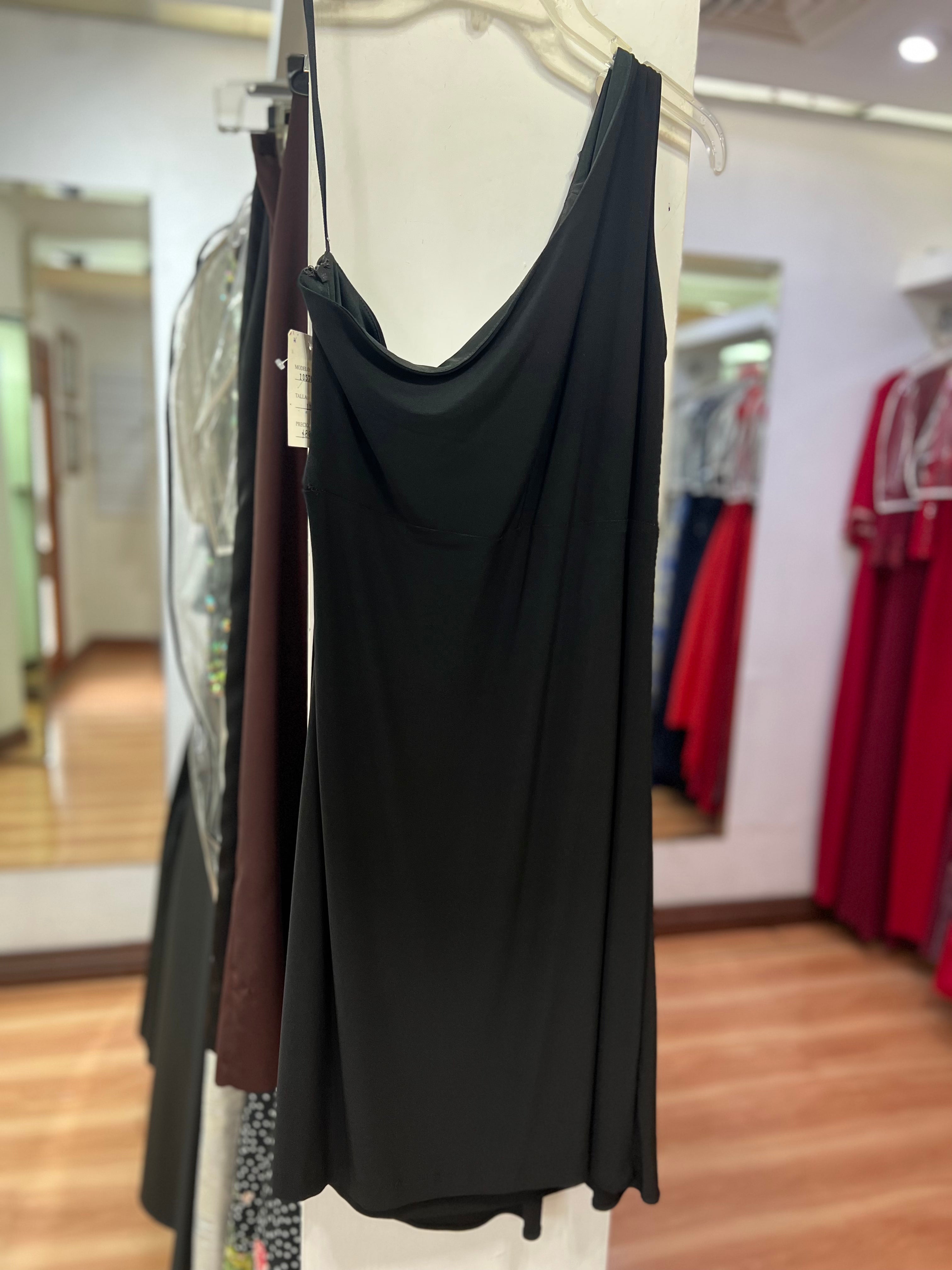 VESTIDO NEGRO UN HOMBRO