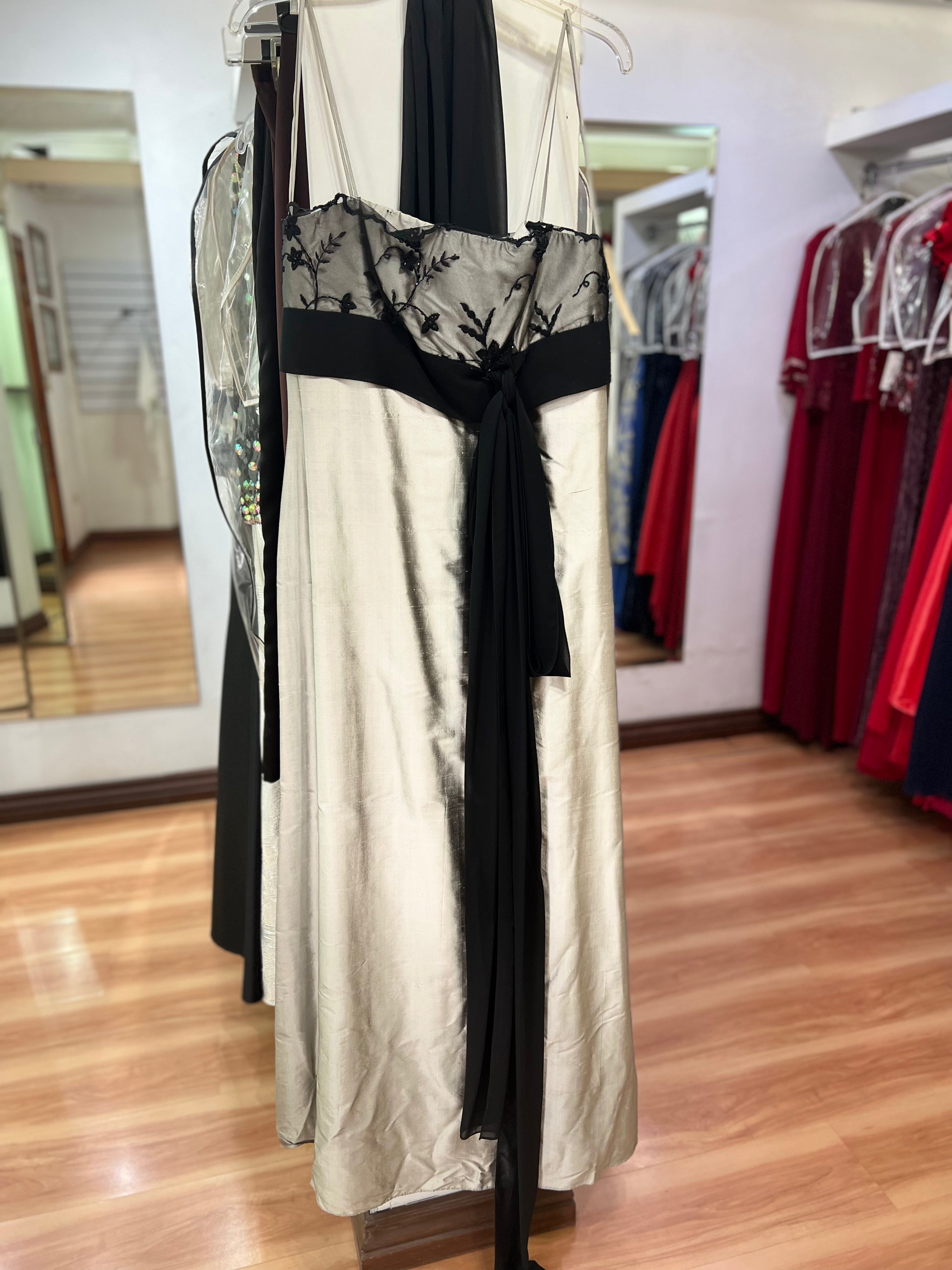 VESTIDO PLATEADO BORDADO
