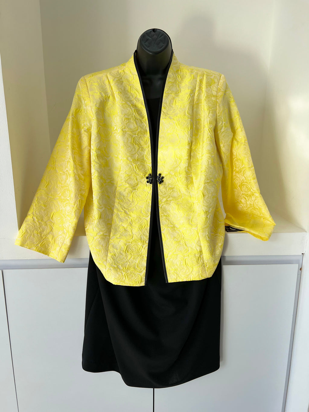 VESTIDO CORTO AMARILLO Y NEGRO 6207