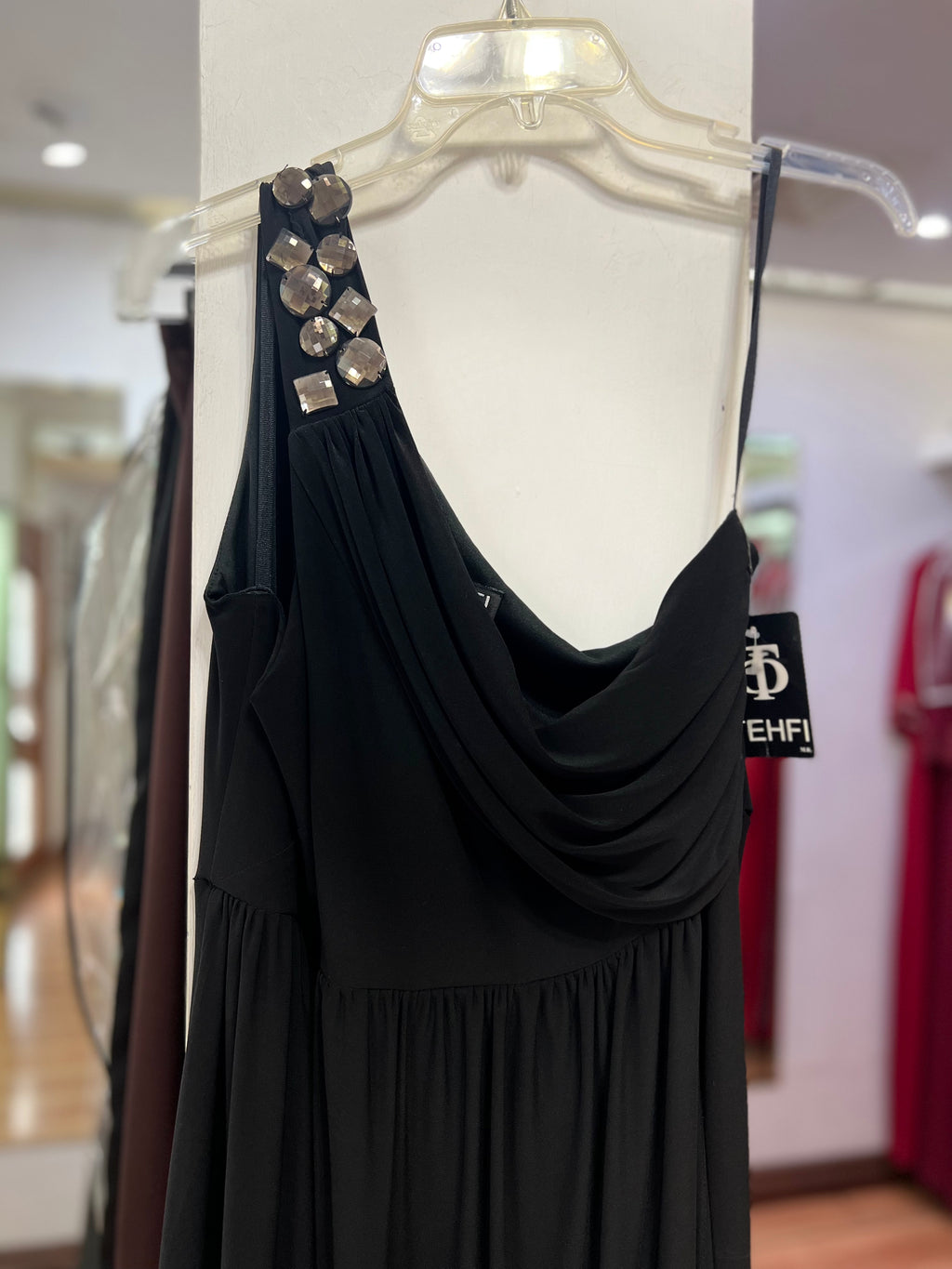VESTIDO NEGRO UN HOMBRO