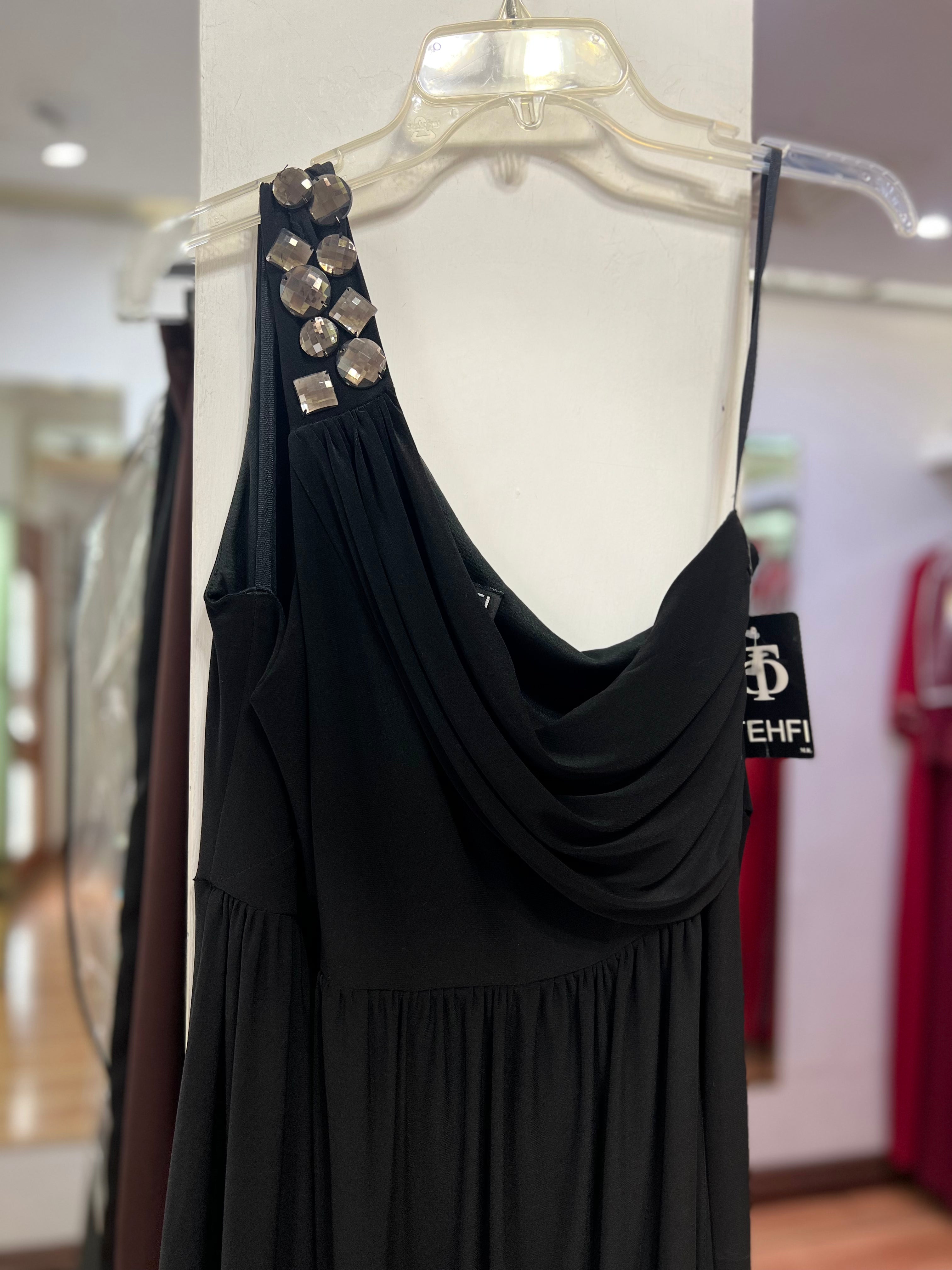 VESTIDO NEGRO UN HOMBRO