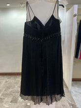 Cargar imagen en el visor de la galería, VESTIDO CORTO NEGRO
