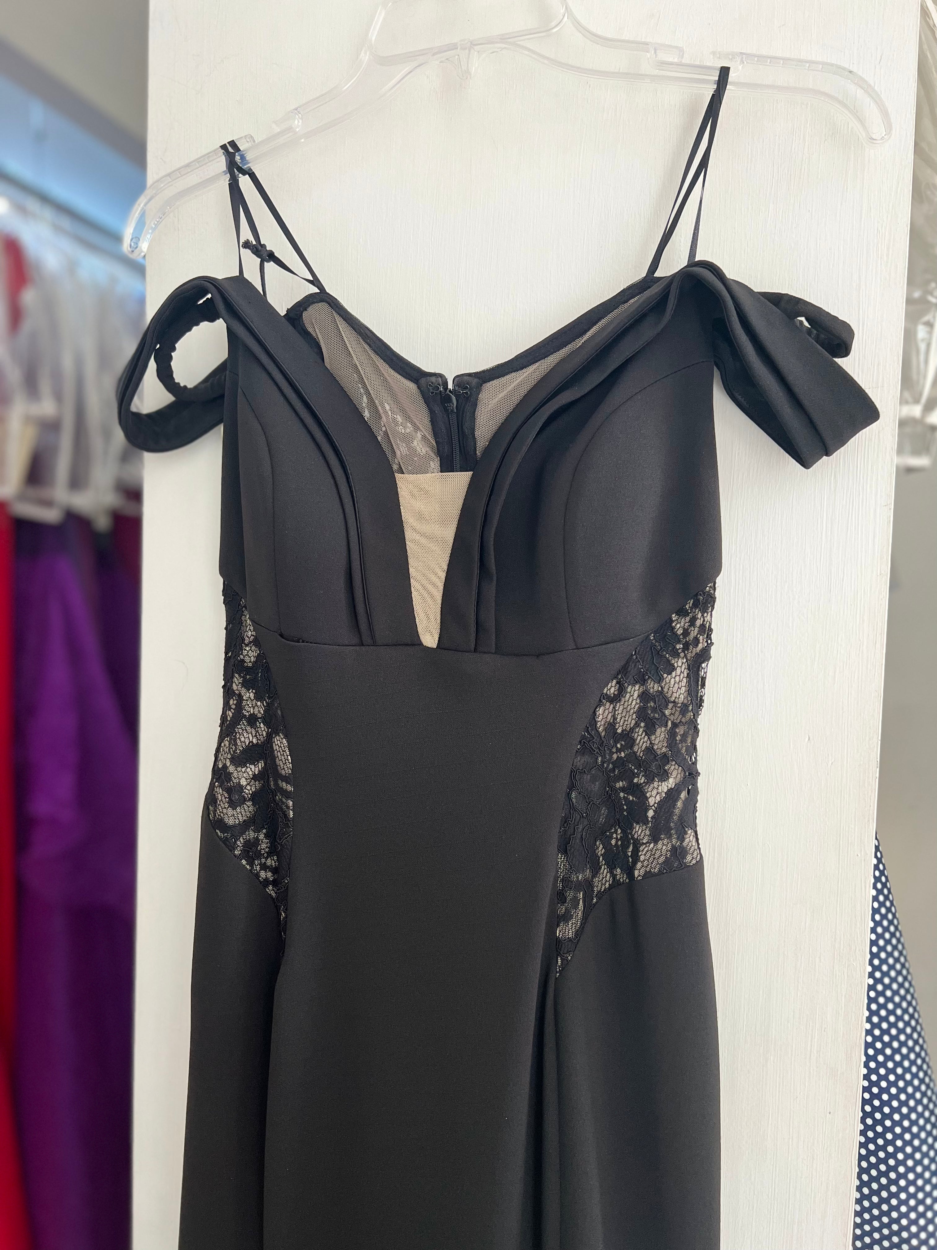 VESTIDO LARGO NEGRO CON ENCAJE