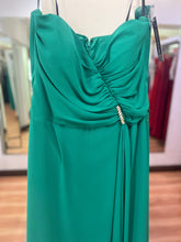 Cargar imagen en el visor de la galería, VESTIDO LARGO VERDE STRAPLESS
