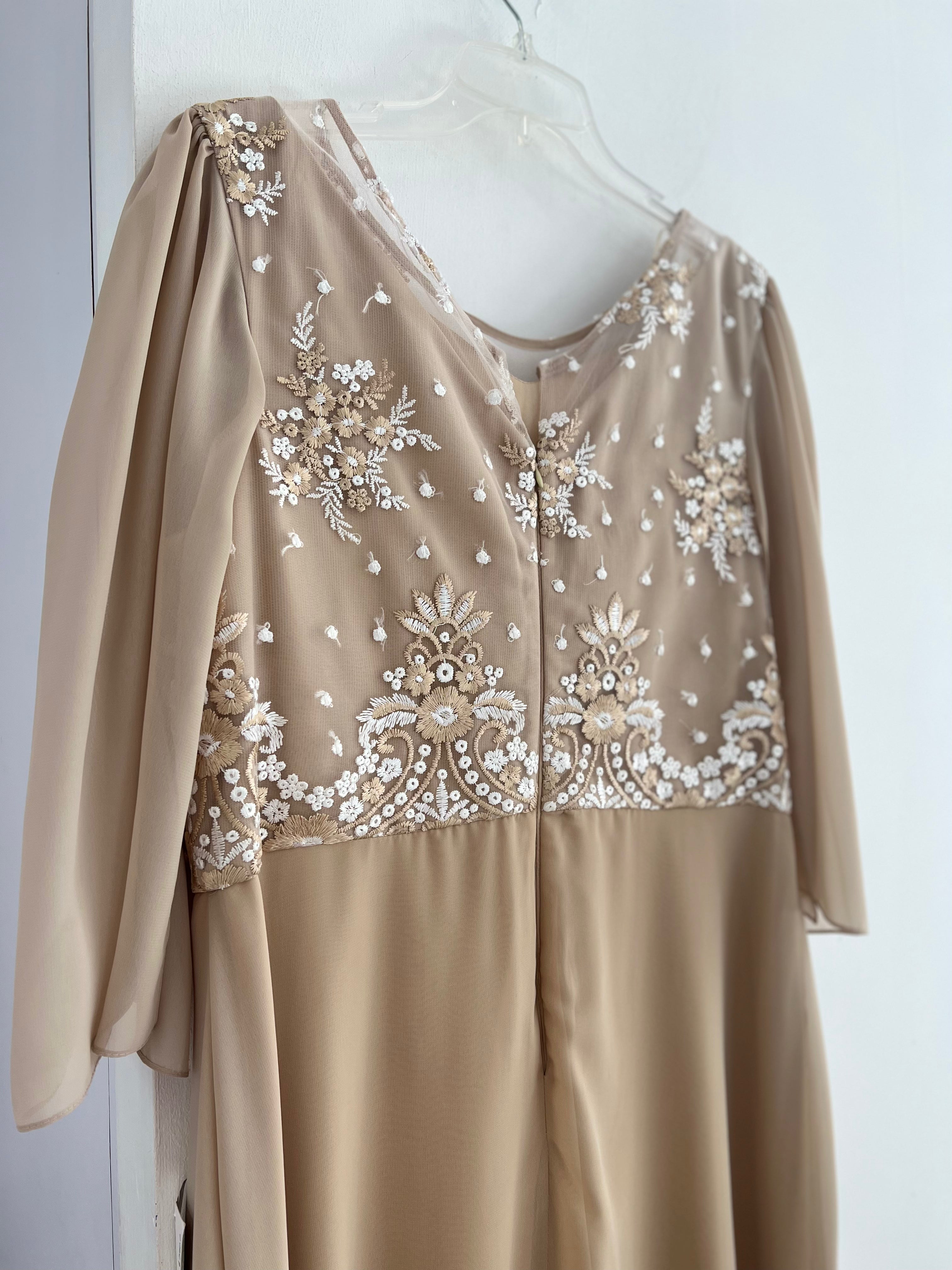 VESTIDO LARGO BEIGE ENCAJE