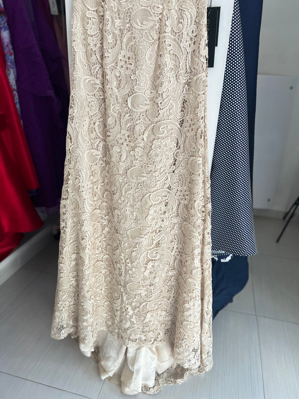 VESTIDO LARGO CHAMPAÑA ENCAJE Y PEDRERÍA