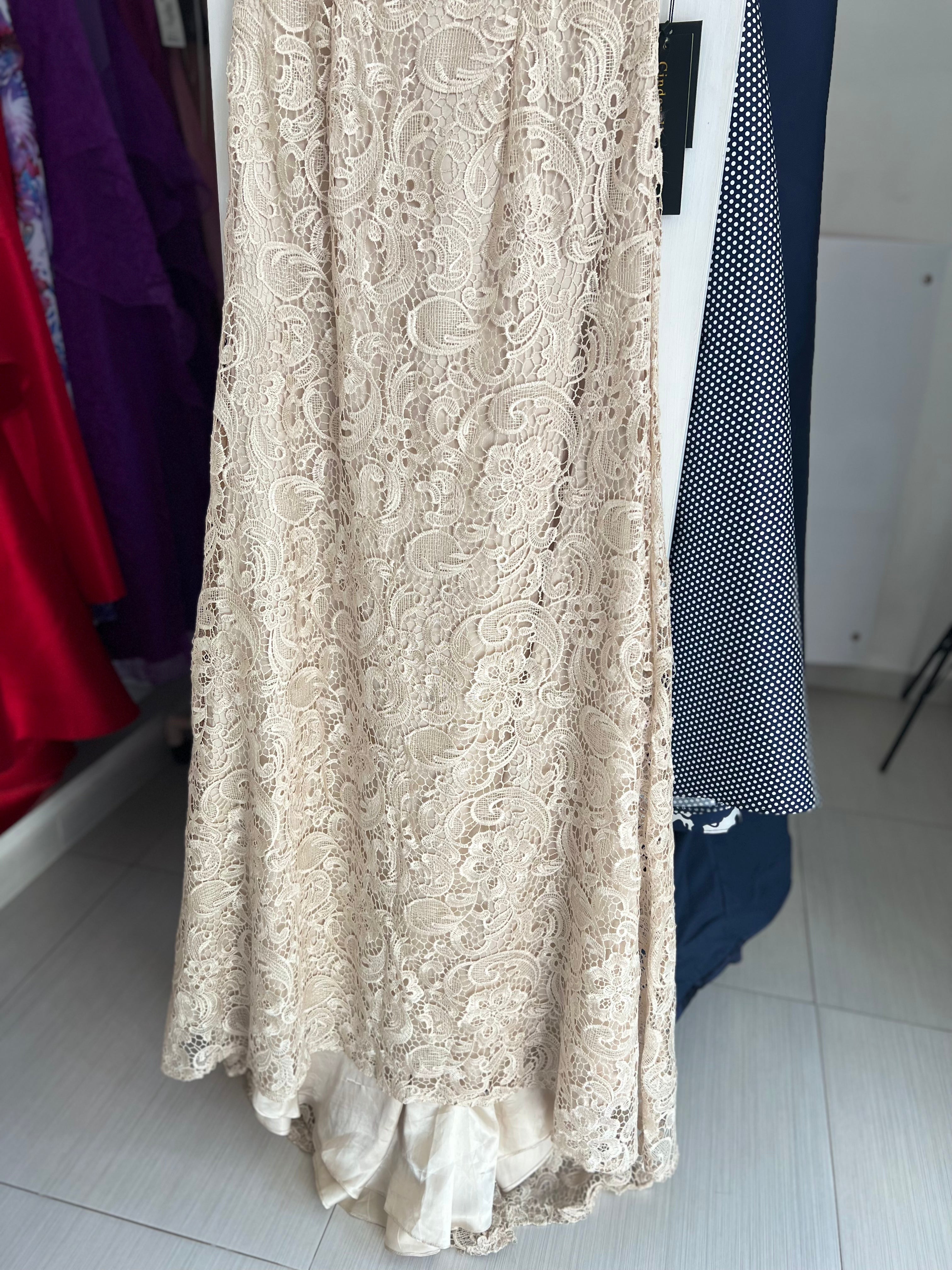 VESTIDO LARGO CHAMPAÑA ENCAJE Y PEDRERÍA