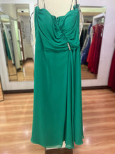 Cargar imagen en el visor de la galería, VESTIDO LARGO VERDE STRAPLESS
