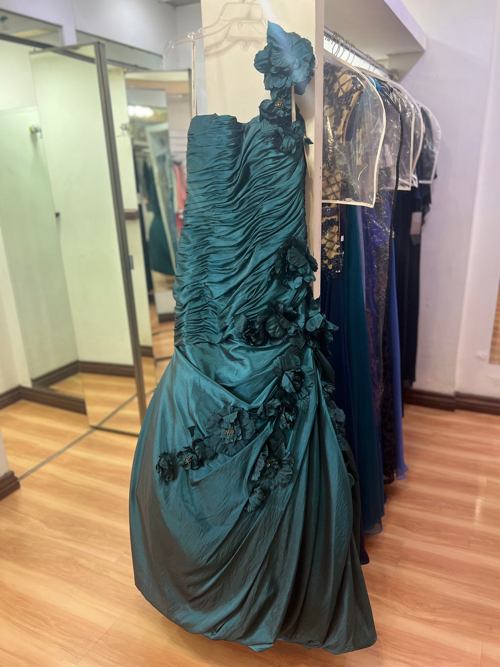 VESTIDO LARGO VERDE UN HOMBRO