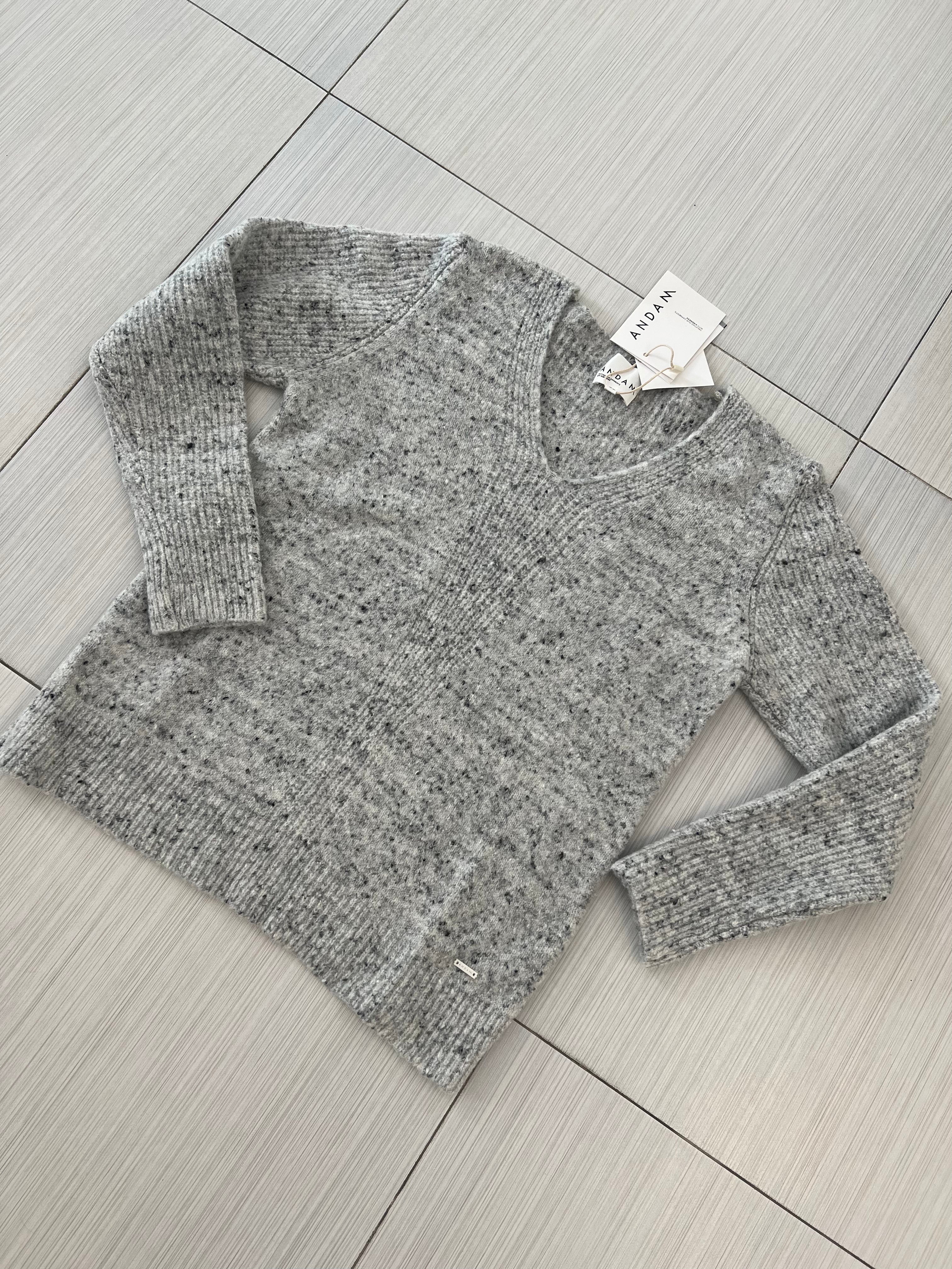 SUÉTER GRIS Y VERDE ESTAMPADO
