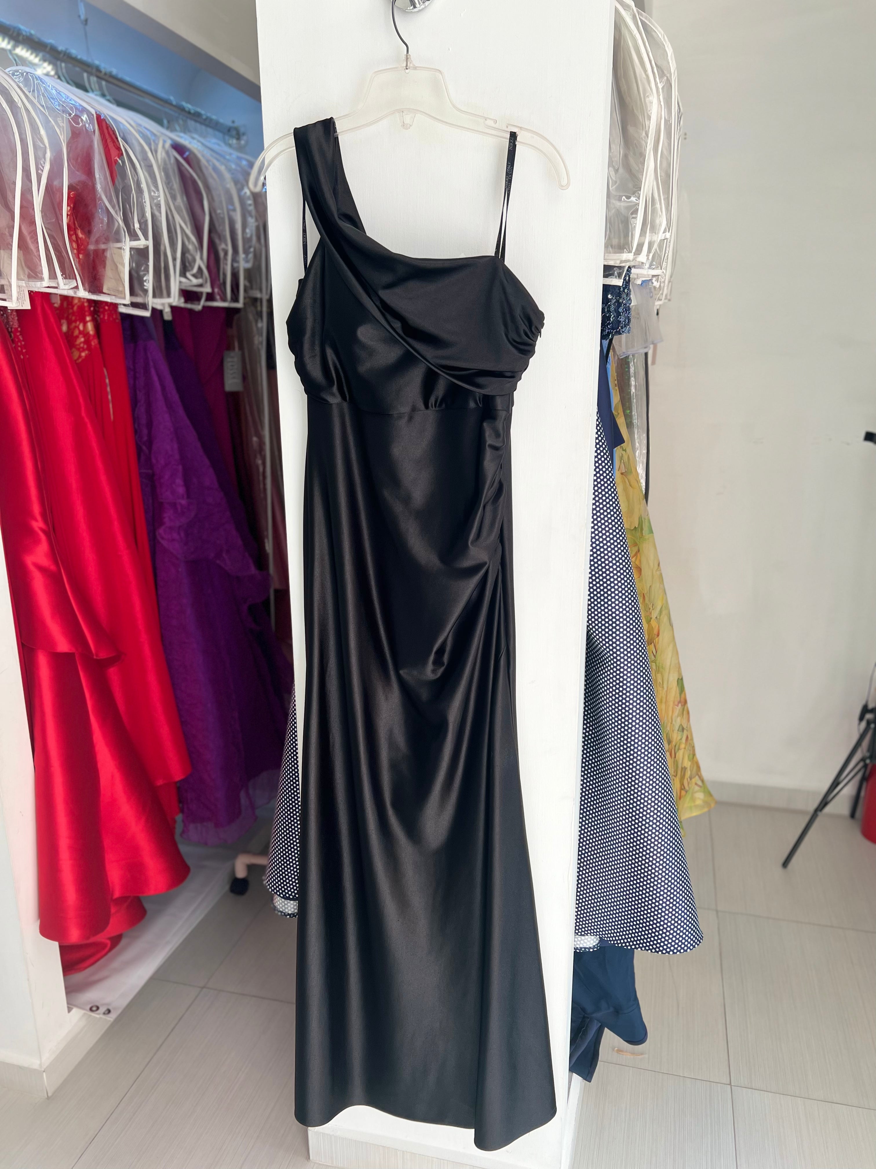 VESTIDO LARGO NEGRO UN HOMBRO