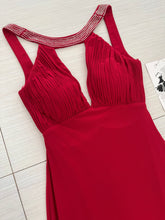 Cargar imagen en el visor de la galería, VESTIDO LARGO ROJO HALTER Y ESCOTE
