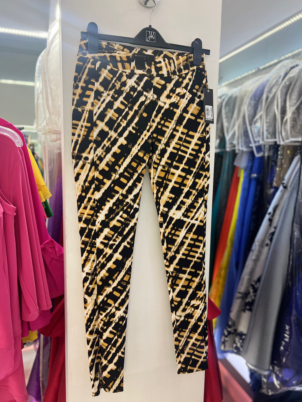 PANTALÓN NEGRO ESTAMPADO