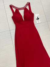 Cargar imagen en el visor de la galería, VESTIDO LARGO ROJO HALTER Y ESCOTE
